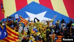 Catalanes pro-independencia se manifiestan en Bruselas en favor del destituido presidente de la Generalitat, Carles Puigdemont, el 7 de diciembre.