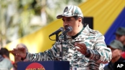 El presidente venezolano Nicolás Maduro habla durante un mitin para conmemorar el 22do aniversario del regreso al poder del fallecido mandatario Hugo Chávez tras un intento fallido de golpe de Estado, el 13 de abril de 2024, en Caracas, Venezuela.