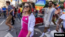 Wakil Perdana Menteri Kanada Chrystia Freeland mengikuti pawai untuk mendukung hak-hak LGBTQ di Toronto, Ontario, Kanada 25 Juni 2023 (foto: dok).