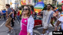 Naibu waziri mkuu wa Canada Chrystia Freeland akiwa kwenye maandamano ya kuunga mkono jamii ya LGBTQ mjini Toronto, Ontario, Canada. Juni 25 , 2023.