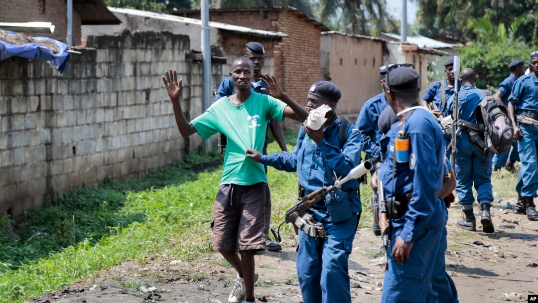 Polisi Burundi menangkap seorang pengunjuk rasa di distrik Cibitoke, ibukota Bujumbura, Burundi (29/5).