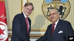 Tunisian President Foued Mebazaa (R) shakes hands with the World Bank President Robert B. Zoellick at the Presidential Palace in Carthage, outside Tunis, May 4, 2011