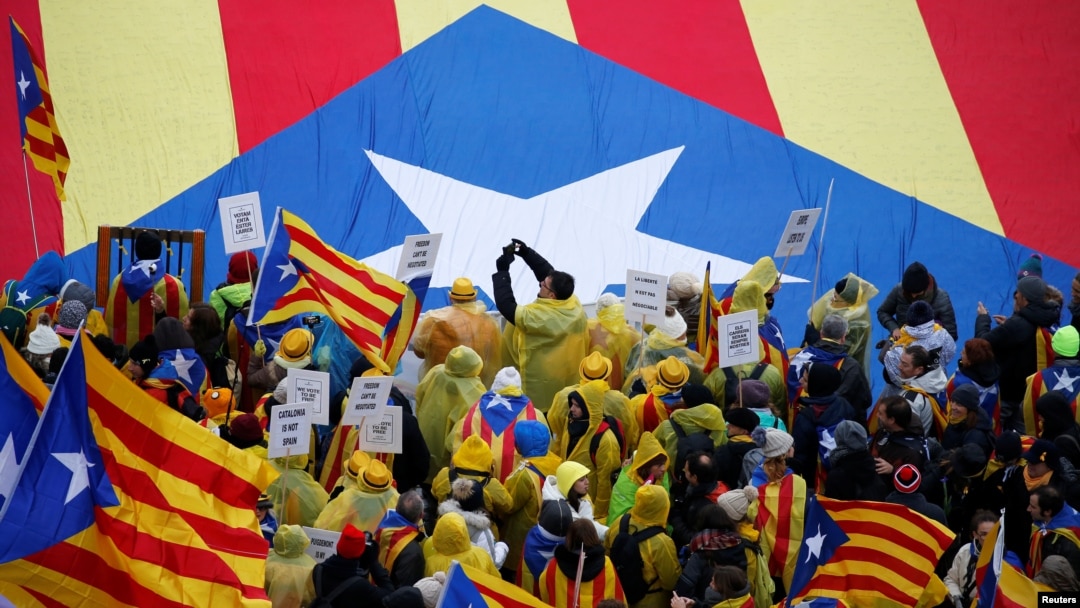 Para Pro-kemerdekaan Catalonia dari seluruh Eropa ikut serta dalam aksi unjuk rasa untuk memberikan dukungan mereka kepada pemimpin Catalan Carles Puigdemont yang digulingkan dan pemerintahannya, di Brussels, Belgia pada tanggal 7 Desember 2017.(Foto: dok).