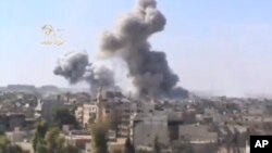 2012年10月29日，爆炸后的浓烟从叙利亚首都大马士革东北450公里处的代尔-祖尔市内升起。据报道，伊斯兰国极端分子已发动对该城政府控制区的攻击行动。