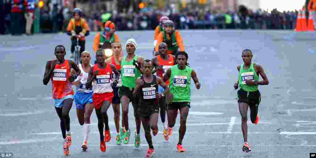 Para pelari terdepan dalam Maraton New York.