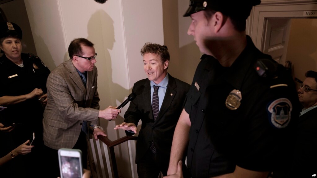 Thượng nghị sĩ Rand Paul trong một cuộc họp báo tại Điện Capitol ở Washington, 2/3/2017. Ông và nhiều thành viên đảng Cộng hòa nói rằng đề xuất thay thế Obamacare không đi đủ xa.
