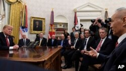 Presiden AS Donald Trump (kiri) mengadakan pertemuan dengan Wakil PM China Liu He (kanan) di Gedung Putih, Kamis (31/1).