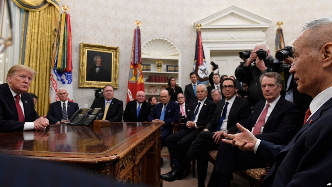 Presiden AS Donald Trump (kiri) mengadakan pertemuan dengan Wakil PM China Liu He (kanan) di Gedung Putih, Kamis (31/1).