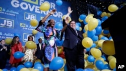 El candidato demócrata a gobernador de Illinois, J.B. Prtizker, celebra la victoria junto a su compañera en la contienda. 