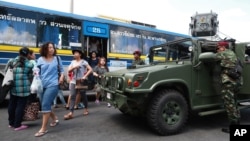 8일 태국 방콕 중심가에서 군인들이 경계 근무를 서고 있다.