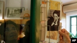 Postales con la imagen del poeta español Federico García Lorca en una tienda junto al museo Huerta de San Vicente, en Granada, España.