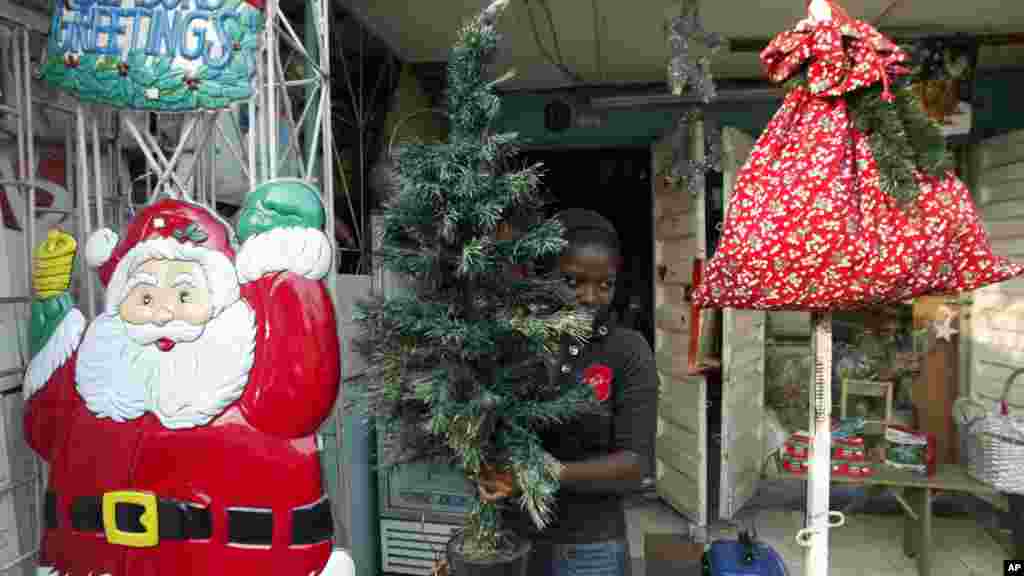 Grâce Udom vient de s’acheter un sapin artificiel de Noël artificiel, à Lagos, au Nigeria, 19 décembre, 2008.