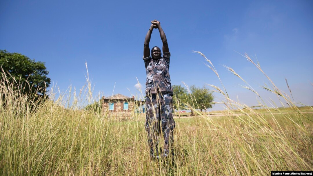 Salah seorang anggota UNMAS memberikan pelatihan pembersihan bahan peledak di Sudan Selatan (foto: dok).