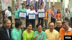 香港民主動力區選前催票活動以港中足球賽「守住香港」為口號。(香港民主動力圖片)