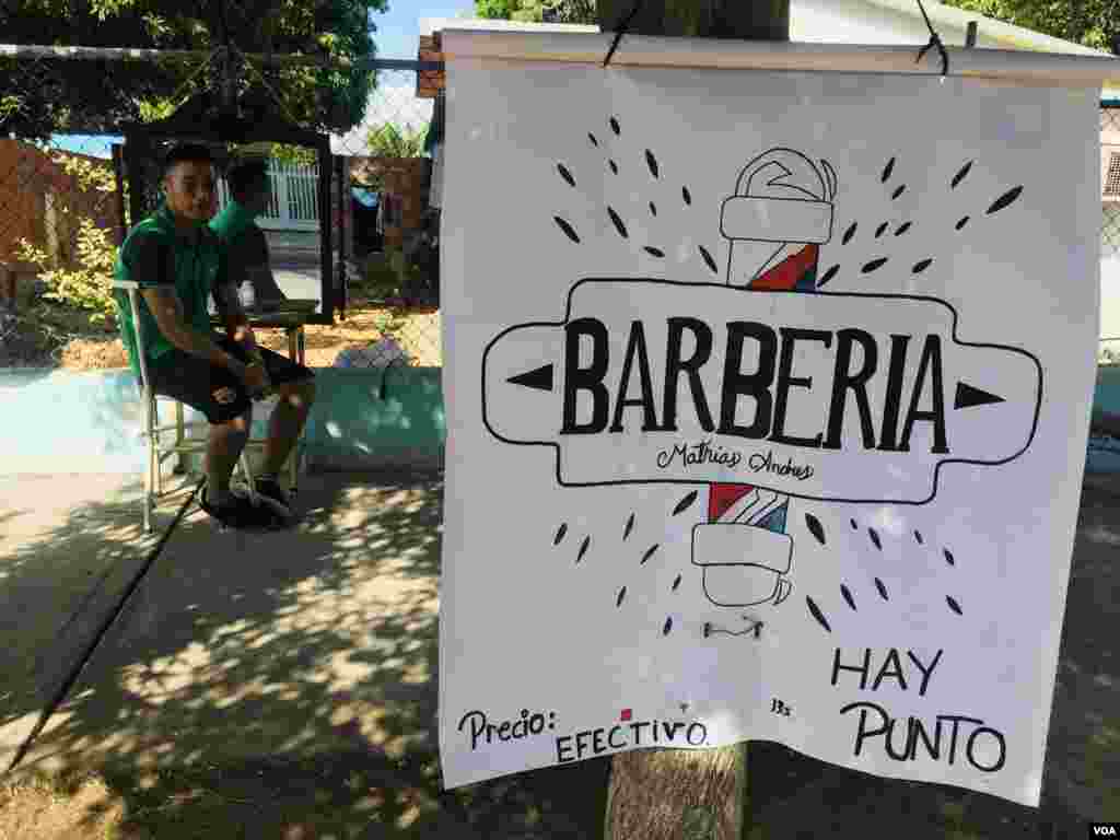 Una barbería de calle en Maracaibo, Venezuela, anuncia sus servicios al cliente. Foto: Gustavo Ocando/VOA.