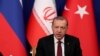 土耳其总统埃尔多安在德黑兰三方会谈后与伊朗总统鲁哈尼和俄罗斯总统普京一同参加新闻发布会并发表讲话。2018年9月7日。