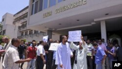 Tourism workers and activists in Luxor protest newly appointed Islamist governor Adel Mohamed al-Khayat and block his office, June 18, 2013.