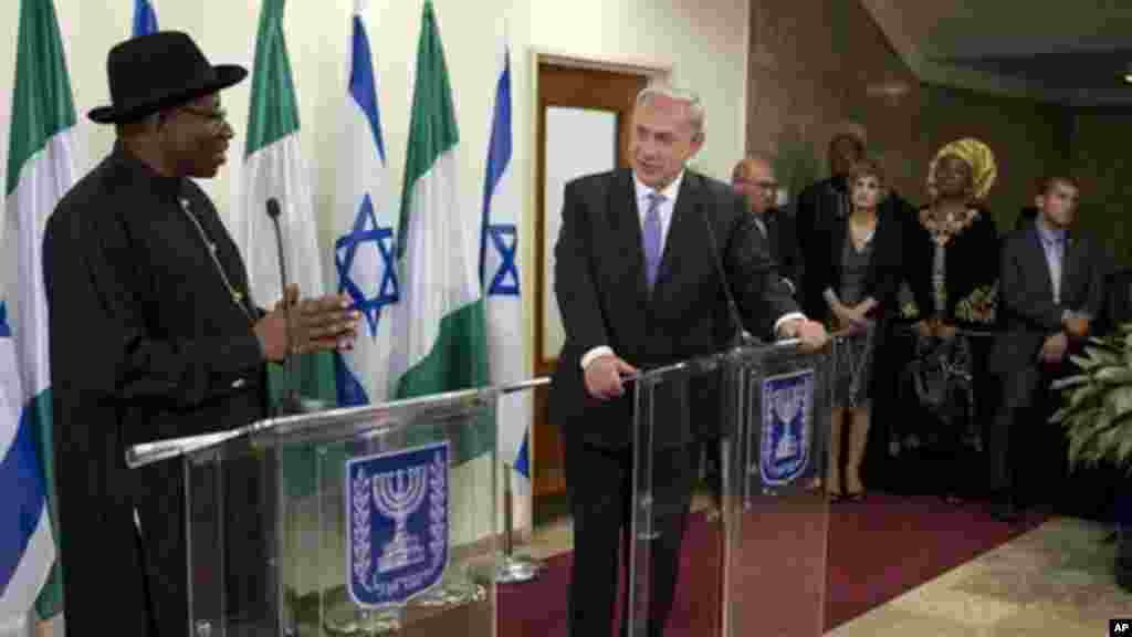 Firai Ministan Isra’ila Benjamin Netanyahu da shugaban Najeriya Goodluck Jonathan, yayin ganawarsu a ofishin Firai Ministan dake birnin Kudus ranar 28, ga watan Oktoba, 2013.