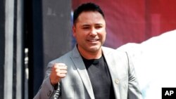 Mantan petinju Oscar De La Hoya hadir dalam sebuah kesempatan di Mexico City, pada 1 Maret 2019. (Foto: AP/Anthony Vazquez)