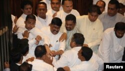 Anggota parlemen Sri Lanka berselisih selama sidang parlemen di Kolombo, Sri Lanka, 15 November 2018. 
