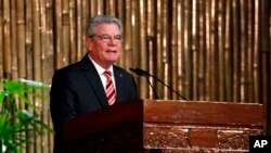 ဂျာမန်သမ္မတ Joachim Gauck ရန်ကုန်တက္ကသိုလ်မှာ မိန့်ခွန်းပြောကြားစဉ်။
