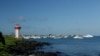 Este 2 de mayo de 2020, muestra el faro de la playa de Mann y los barcos anclados en la Bahía de Naufragio, en San Cristóbal, Islas Galápagos, Ecuador.