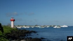 Este 2 de mayo de 2020, muestra el faro de la playa de Mann y los barcos anclados en la Bahía de Naufragio, en San Cristóbal, Islas Galápagos, Ecuador.