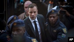 Oscar Pistorius (giữa) đến tòa án ở Pretoria, Nam Phi, ngày 6/7/2016. 