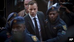 Oscar Pistorius, centro, fue obligado a mirar a la jueza al momento de su sentencia.