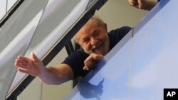 El expresidente Lula da Silva está recluido en una celda de 15 metros cuadrados con baño propio y una televisión.