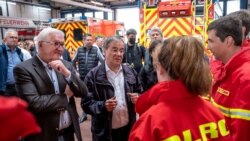 Presidenti Steinmeier dhe kreu i CDU-së Armin Laschet flasin me vullnetarët e kërkim-shpëtimit