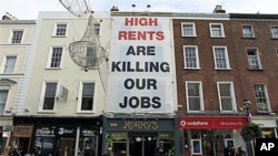 A banner complaining about high shop rents is hung on a shop front in central Dublin, Ireland, 12 Nov 2010