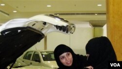Perempuan Saudi Arabia tengah berbelanja mobil di sebuah dealer di Riyadh (foto: dok.). Saudi Arabia melarang perempuan untuk mengemudikan mobil.
