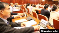 Wata mata tana cin kwari a gasar cin kwari da aka yi a yankin Lijian dake Lardin Yunnan na kasar China