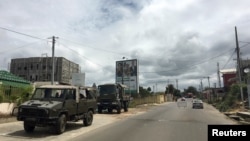 Un convoi militaire est aperçu à Libreville, la capitale du Gabon, suite à une décision de la cour constitutionnelle confirmant la victoire électorale du président Ali Bongo, le 24 septembre 2016. REUTERS / Edward McAllister - S1AEUDEHPUAB