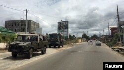 Un convoi militaire en route pour le tribunal à Libreville, le 24 septembre 2016