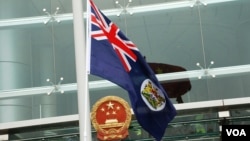 香港示威人士趁中國國慶日在中聯辦門外揮舞港英旗幟，要求北京尊重香港一國兩制、高度自治