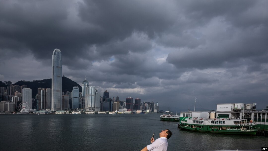 Seorang pria memandang ke arah langit di pelabuhan Victoria menjelang datangnya topan super Yagi yang melintas di sepanjang Laut China Selatan menuju pesisir China di bagian selatan, Kamis, 5 September 2024. (Foto: Dale De La Rey/AFP)