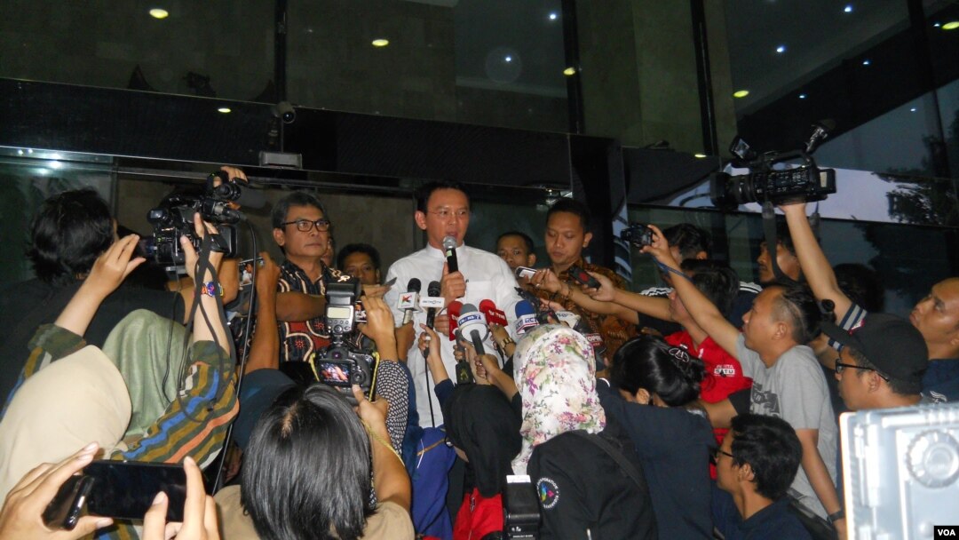 Gubernur DKI Jakarta Basuki Tjahaja Purnama (Ahok) melaporkan dugaan dana siluman dalam penyusunan anggaran APBD DKI Jakarta kepada KPKdi Jakarta, Jumat (27/2).
