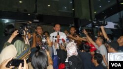 Gubernur DKI Jakarta Basuki Tjahaja Purnama (Ahok) melaporkan dugaan dana siluman dalam penyusunan anggaran APBD DKI Jakarta kepada KPKdi Jakarta, Jumat (27/2).