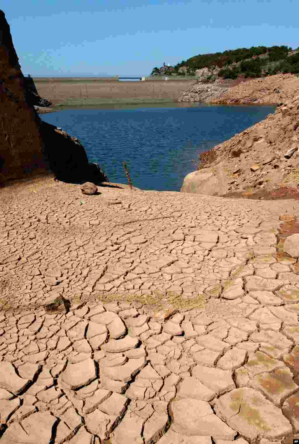 Pada 2003, Danau Ibardin di &nbsp;bagian selatan Perancis hampir kering akibat gelombang panas yang menewaskan 71.000 orang, menjadikannya gelombang panas paling mematikan di dunia sampai saat ini. (AP/Bob Edme)