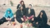 جمعی از خانواده‌های زندانیان سیاسی اعدام شده که بی‌نام و نشان در گورستان خاوران دفن شدند