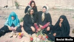  جمعی از خانواده‌های زندانیان سیاسی اعدام شده که بی‌نام در گورستان خاوران دفن شدند. محل دفن خانواده اکبری منفرد نیز نامشخص است 
