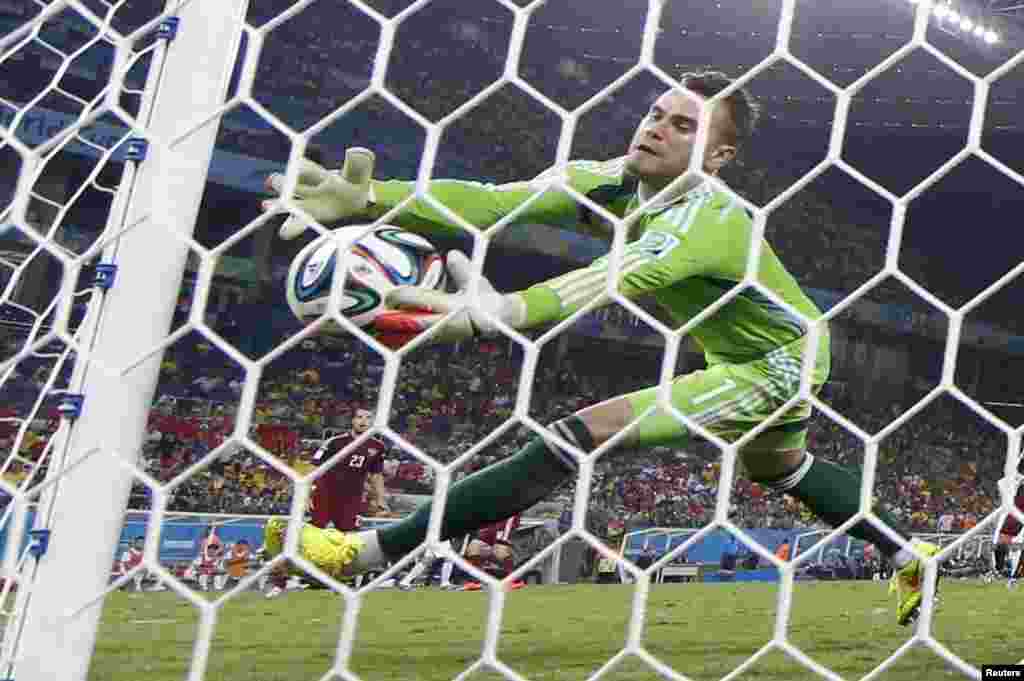 17일 브라질 쿠이아바에서 열린 월드컵 조별리그 H조 한국과 러시아의 경기에서 러시아 골키퍼 이고르 아킨페예프가 한국 이근호의 슛을 놓치고 있다.
