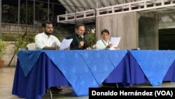 Desde la izquieda: Max Jerez, representante de la opositora Alianza Cívica por la Justicia y Democracia, Nuncio apolstólico Waldemar Stanislaw Sommertag y Denis Moncada, canciller de Nicaragua.