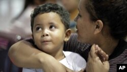 Archivo. Patricia Lozano, inmigrante hondureña, aguarda junto a su hijo, Diego, en la estación de camiones en McAllen, Texas, el 23 de junio de 2018.