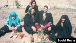 جمعی از خانواده‌های زندانیان سیاسی اعدام شده که بی‌نام و نشان در گورستان خاوران دفن شدند