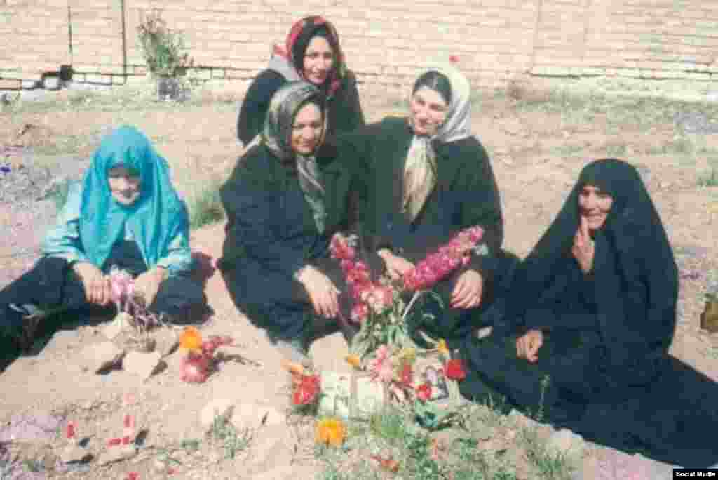 جمعی از خانواده‌های زندانیان سیاسی اعدام شده که بی‌نام و نشان در گورستان خاوران دفن شدند. در حالیکه بالاخره موضوع کشتار ۶۷ در بین رسانه های ایران مطرح شد، این خانواده ها بعد از سالها توانستند مراسم یادبود کشته های سال ۶۷ را برگزار کنند. 