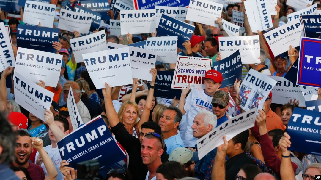Para pendukung Donald Trump dalam kampanye di Boca Raton, Florida hari Minggu (13/3).