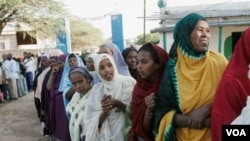 Women wait in line to vote during Somaliland parliamentary elections in 2005 (in Hargeisa).